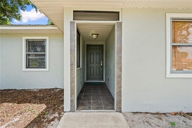 Country Cutie! Lovely 3 bed 2 bath lake front home situated on - photo 4