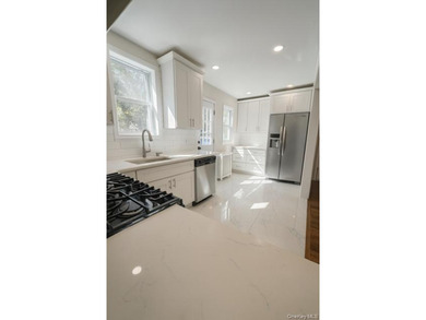 Welcome to this beautiful completely renovated 3-bedroom home - photo 6