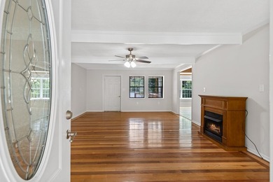 Very well-built and meticulously maintained, this 3-bedroom - photo 3
