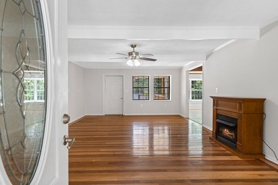 Very well-built and meticulously maintained, this 3-bedroom - photo 4
