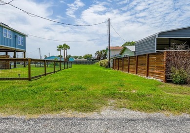 Just 4 blocks from the water's edge, with easy access to the - photo 1