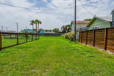 Just 4 blocks from the water's edge, with easy access to the - photo 3