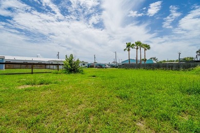 Just 4 blocks from the water's edge, with easy access to the - photo 4