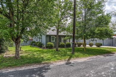 Discover this adorable and meticulously maintained 2-bedroom - photo 2