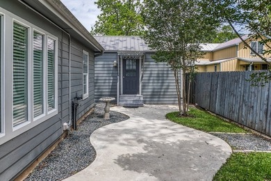 Discover this adorable and meticulously maintained 2-bedroom - photo 3