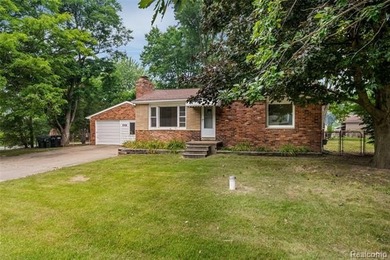 Lake Orion living at its best! This beautifully maintained brick - photo 2