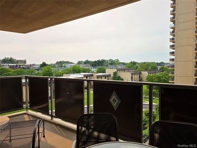 Luxury Coop Centrally Located . Move in Ready. Hardwood Floors - photo 20