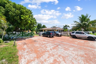 Located on an expansive lot, almost 14,000 sq ft, 4373 Venus Ave - photo 3