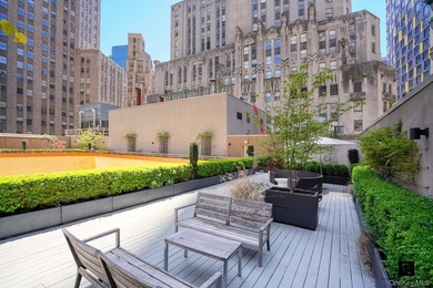 Welcome home to this glamorous corner One Bedroom apartment at - photo 19