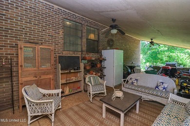 Escape to your own private retreat. This 3 bedroom 2 bathroom - photo 14