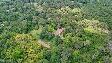 Escape to your own private retreat. This 3 bedroom 2 bathroom - photo 18