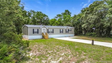 Welcome home to your own private retreat in Homosassa! Nestled - photo 1