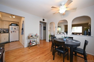 Legal semi-detached 2-family home in desirable Whitestone - photo 15