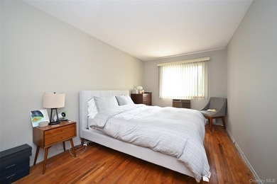 Legal semi-detached 2-family home in desirable Whitestone - photo 18
