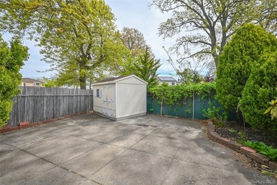 Legal semi-detached 2-family home in desirable Whitestone - photo 20