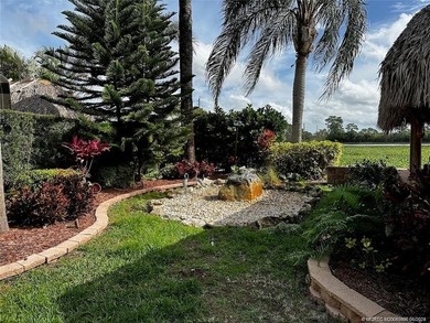LOCATION, LOCATION and PRICED TO SELL! Expansive lot ideally - photo 2