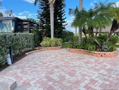 LOCATION, LOCATION and PRICED TO SELL! Expansive lot ideally - photo 3