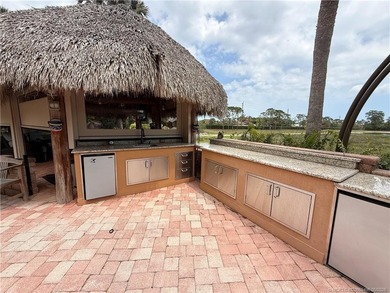 LOCATION, LOCATION and PRICED TO SELL! Expansive lot ideally - photo 4