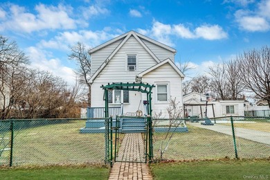 Charming two-story Cape featuring two bedrooms on the second - photo 2