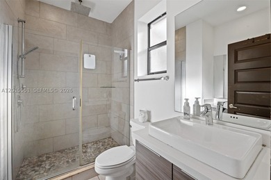 Discover this exquisite 3-bedroom, 2.5-bathroom residence - photo 24