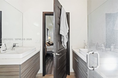 Discover this exquisite 3-bedroom, 2.5-bathroom residence - photo 25