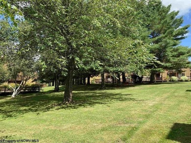 Charming and fully furnished 3-bedroom, 3-bath condo located in - photo 11