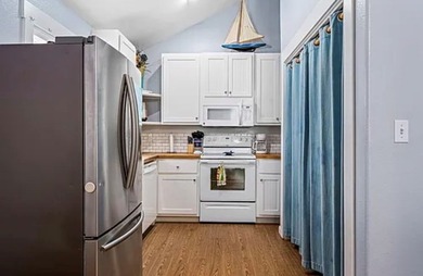 Cute 2 Bedroom and 1 Bath Cottage in Copano Cottages. Buy as an - photo 3