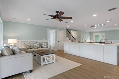 Welcome to your waterfront retreat in the highly sought-after - photo 6