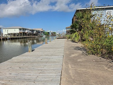 Canal-front living begins here in the sought-after Holiday Beach - photo 2