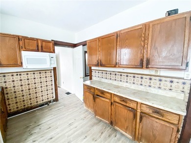 Welcome to this well-maintained upper/lower duplex offering a - photo 8
