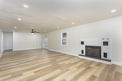 Welcome to this stunning, completely renovated 4-bedroom - photo 7