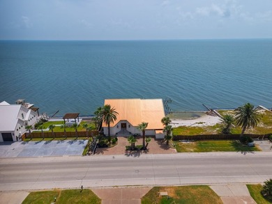 Perfectly positioned on the shores of Aransas Bay, this - photo 4