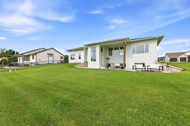 This stunning 5-bedroom, 3-bathroom home offers the perfect - photo 36