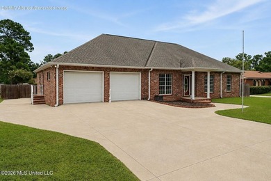 Spacious 4-bedroom, 2-bath home conveniently located between Hwy - photo 2