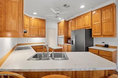 Spacious 4-bedroom, 2-bath home conveniently located between Hwy - photo 6