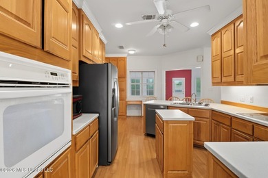Spacious 4-bedroom, 2-bath home conveniently located between Hwy - photo 7