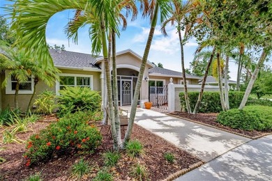 Welcome to Pinecrest Lakes! Situated on 1.1 acres, this unique - photo 4
