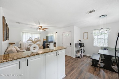 Precious three bedroom, two bath cottage located in the East - photo 11