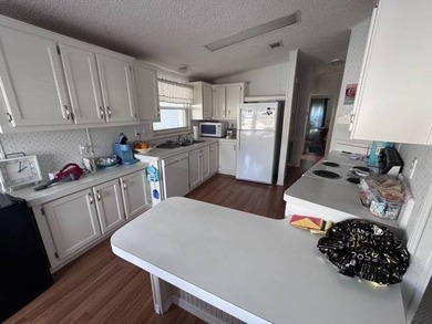 Come see this beautiful, fully furnished 2- bedroom, 2- bath - photo 4