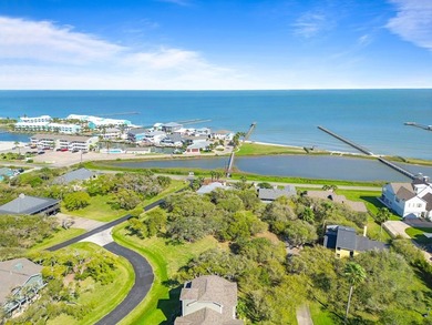 Nestled among Rockport's iconic, wind-sculpted live oak trees - photo 2