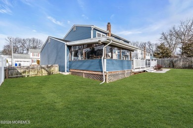 Welcome to 6 Lisa Dr, Brand NEW ROOF! This spacious 5-bedroom, 2 - photo 44