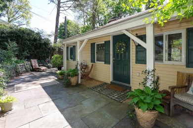 (private lake, pond, coastal) Townhome/Townhouse Sale Pending in Glenwood Landing New York