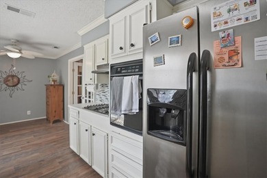 Well maintained 3-bedroom home in the peaceful, relaxing - photo 18