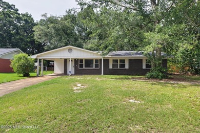Welcome home! This updated 3-bedroom, 2-bathroom sits in a quiet - photo 4