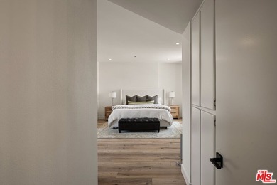 Beautifully renovated single-story condominium offering 1,433 - photo 3