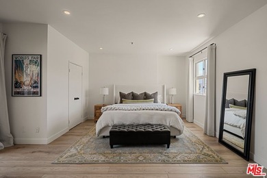 Beautifully renovated single-story condominium offering 1,433 - photo 4