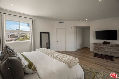 Beautifully renovated single-story condominium offering 1,433 - photo 6
