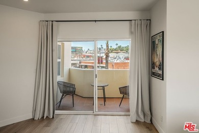 Beautifully renovated single-story condominium offering 1,433 - photo 8
