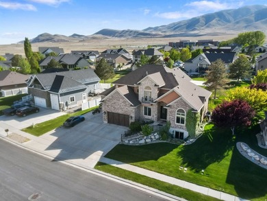 Wake up to sweeping lake and mountain views in this exceptional - photo 5