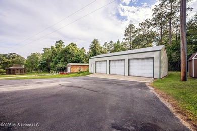 Welcome to your own private retreat in the desirable Spring Lake - photo 3